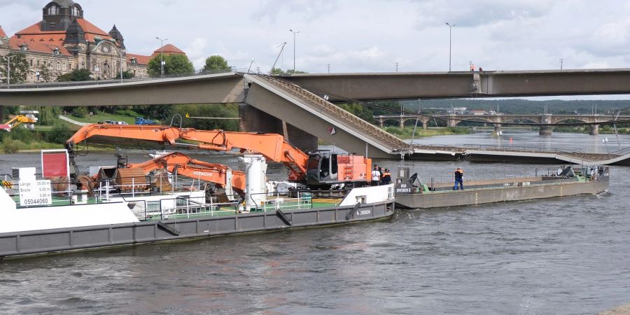 Nach dem Teileinsturz der Brücke zeichnet sich ein Elbe-Hochwasser ab.