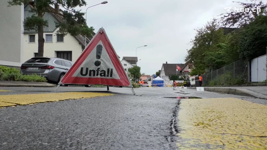 In Oberrieden ZH wurde ein Mädchen überfahren, es starb auf der Unfallstelle.