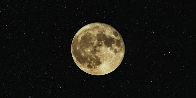 Der grösste Vollmond des Jahres steht bald am Nachthimmel. vollmond am himmel