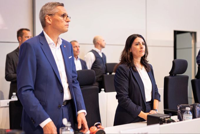 Daniela Cavello (rechts) kritisiert die Unternehmensführung bei der Betriebsversammlung deutlich. VW Krise