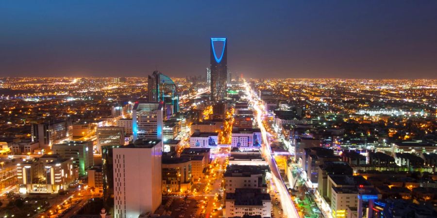 Hauptstadt Riad in Saudi Arabien bei Nacht Lichter Skyline