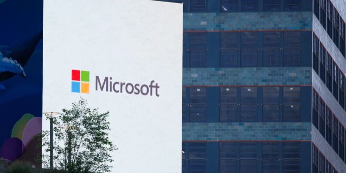 Trotz seiner Position als einer der Gewinner des KI-Booms hat Microsoft Schwierigkeiten, die steigende Nachfrage nach Cloud-Kapazitäten zu decken. (Archivbild) Microsoft