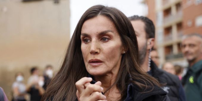 Letizia von Spanien und ihr Gatte Felipe besuchten am Sonntag das Hochwassergebiet. Die Royals wurden mit Schlamm beworfen. Letizia Felipe