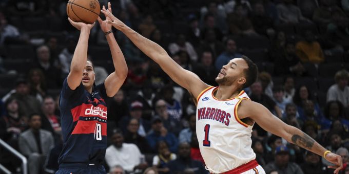 Kyshawn George (links) wirft gegen die Warriors einen Dreier. NBA