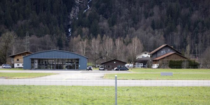 Das geschlossene Hotel Restaurant Rössli, rechts, steht neben einem Hangar, am Samstag, 23. Dezember 2023, beim Militärflugplatz in Meiringen BE. Spionage China Militärflugplatz Meiringen
