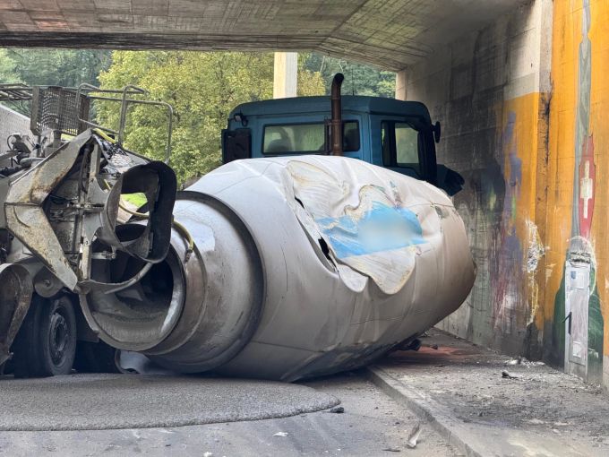 Die gekippte Betonmischer-Trommel in Kaisten AG. Betonmischer Kaisten