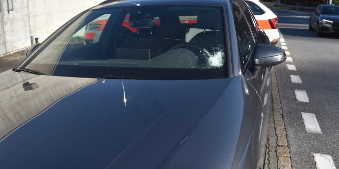 Seewis-Pardisla: Auto von Anhängerrad getroffen. von Anhängerrad getroffen.
