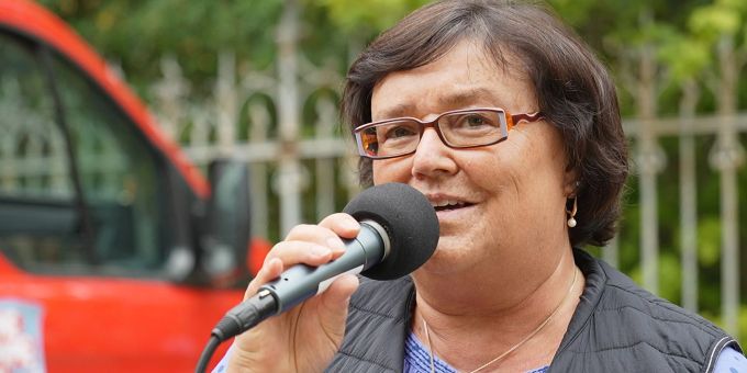 Doritta spricht bei einer «Lila-Welle»-Demonstration. Doritta spricht bei einer «Lila-Welle»-Demonstration.