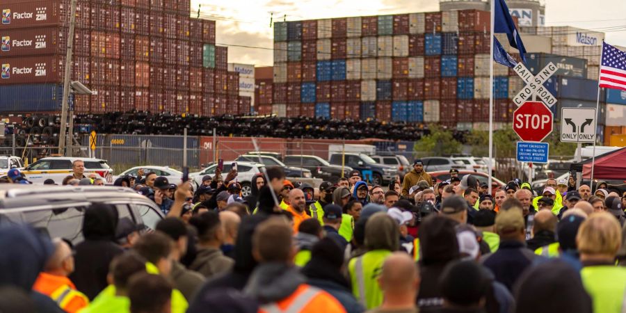 Hafenarbeiter beim Streik in Newark im Bundesstaat New Jersey.