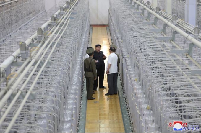 Kim Jong Un besucht eine Urananreicherungslage in Nordkorea. nordkorea atomwaffen kim