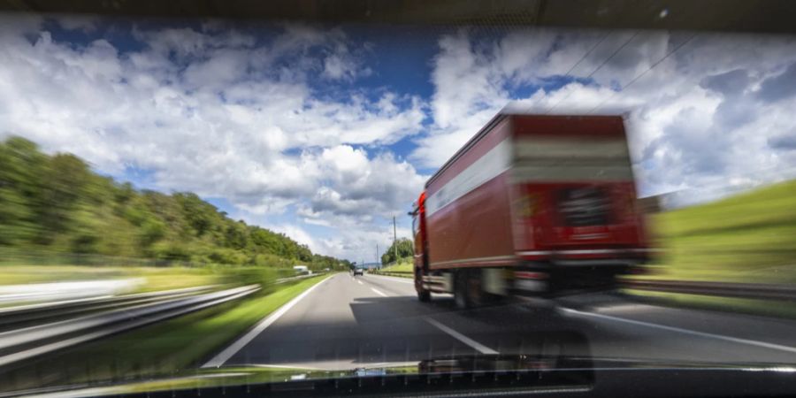 Minimal rückläufig mit -1 Prozent war die Zahl der neu in Verkehr gesetzten Lastwagen. (Archivbild/Symbolbild)