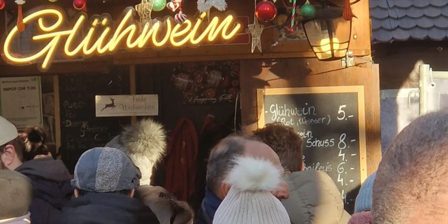 Auf dem Barfüsserplatz in Basel sowie auf dem Münsterplatz gibt es Glühwein ab fünf Franken.