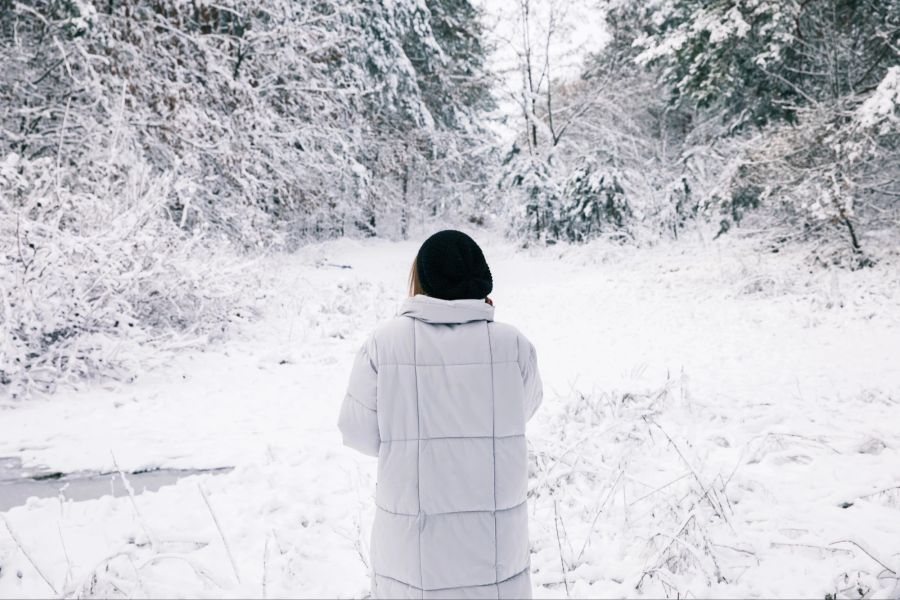 Frau im Winter, Schnee, Winterjacke