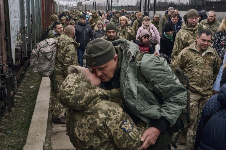 Trotzdem machen sich immer wieder ukrainische Frauen auf den Weg nach Kramatorsk. (Symbolbild)