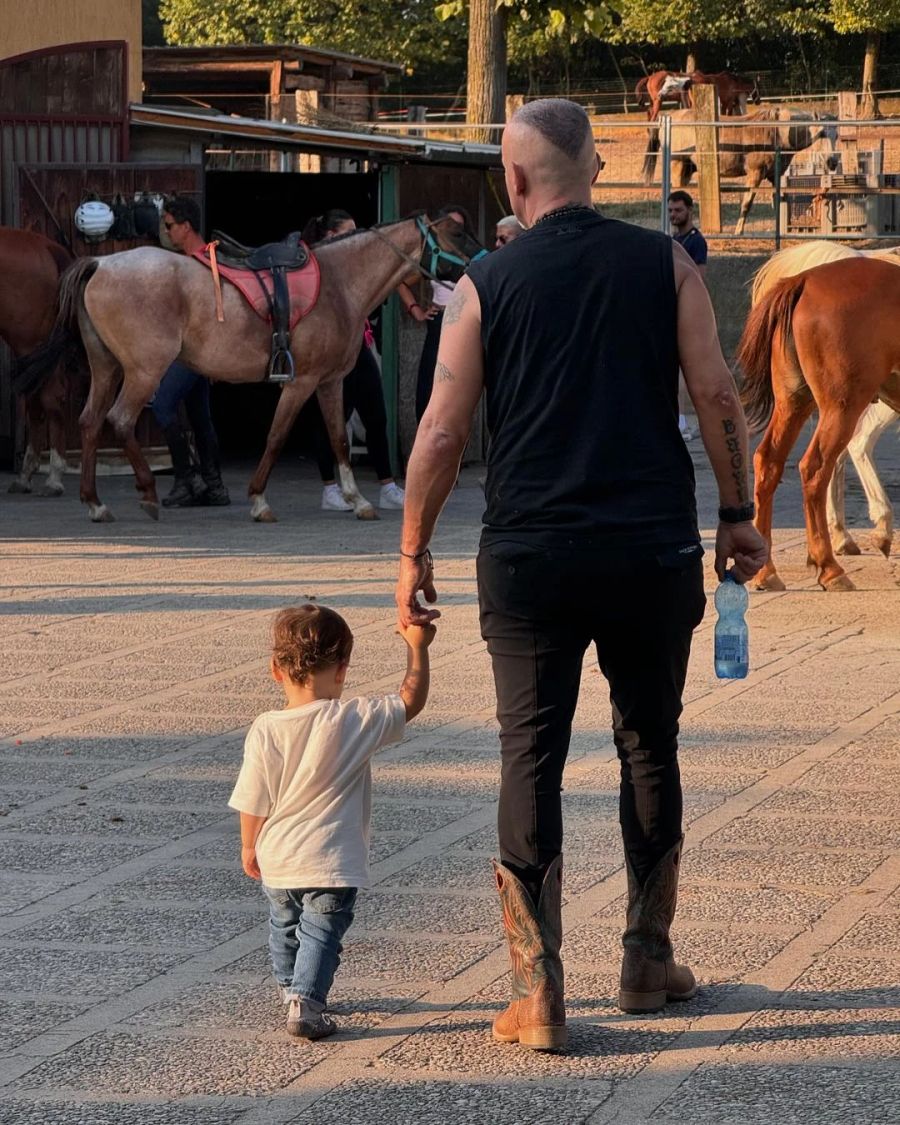 Eros Ramazzotti mit seinem Enkelsohn Cesare.