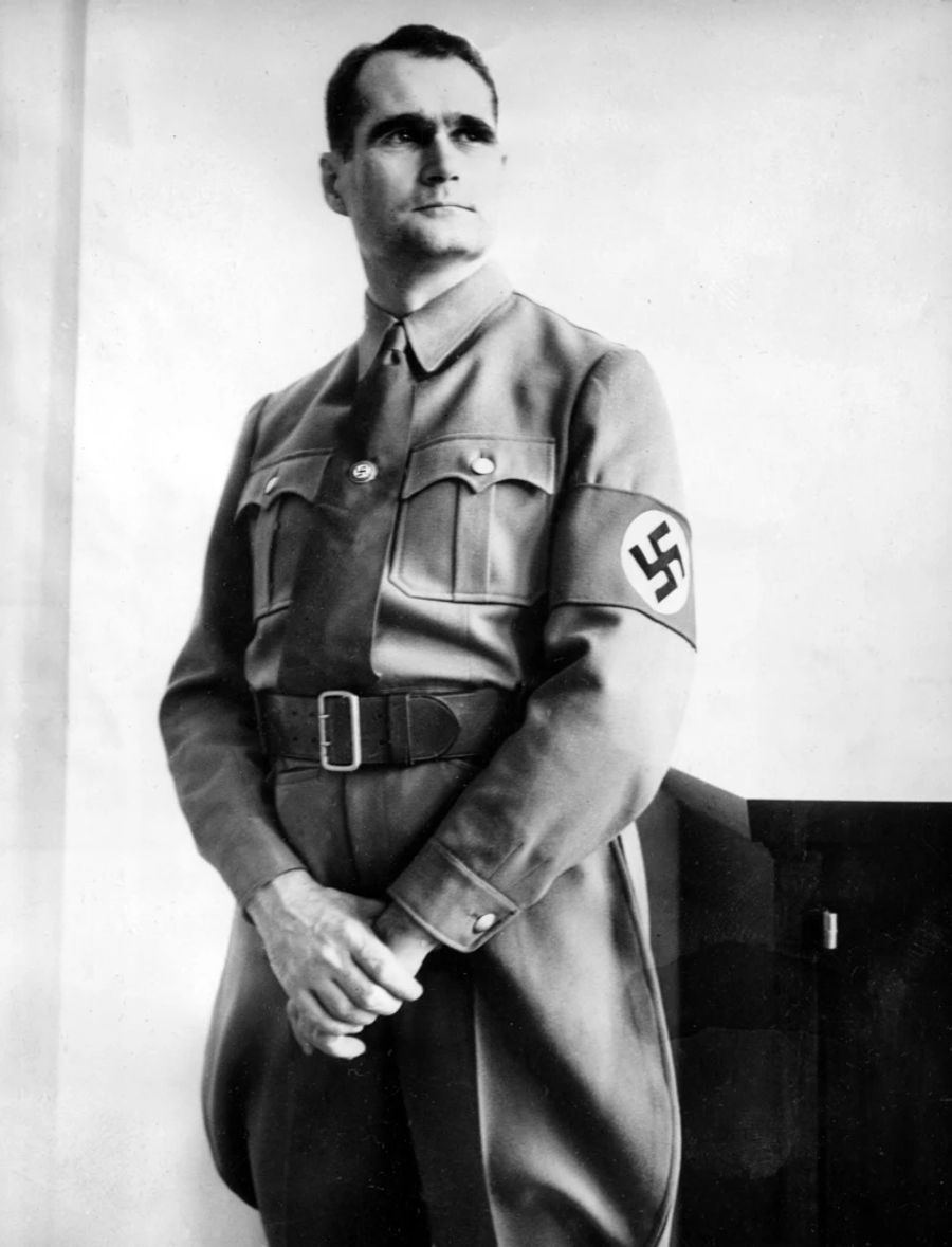 Die rote Armbinde mit Hakenkreuz kennzeichnete SS-Soldaten. Hier Rudolf Hess, Funktionär und Stellvertretender Leiter der NSDAP. (Archivbild)