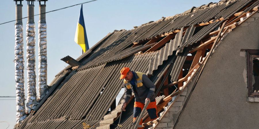 Immer wieder werden private Wohnhäuser durch Drohnenangriffe beschädigt (Archivbild).