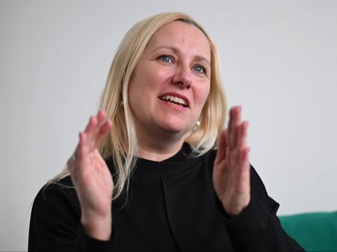 Hessens Gesundheitsministerin Diana Stolz vergibt nach der Corona-Zeit Impf-Unterlagen an Schulen. (Archivbild) Corona