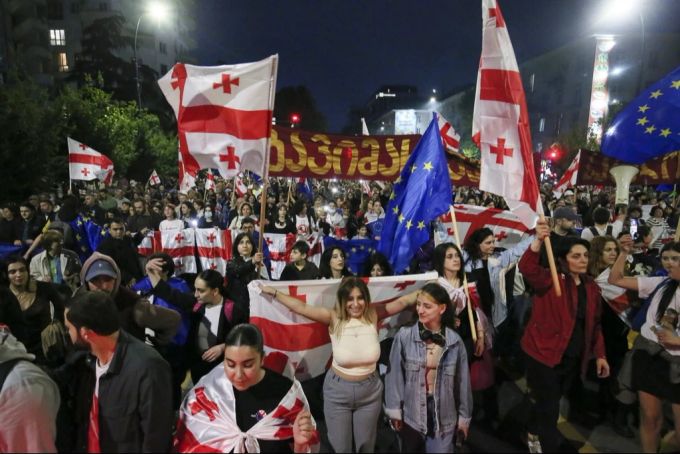 Menschen in Georgien demonstrieren im Mai gegen ein Gesetz der Regierung. Georgien Protest
