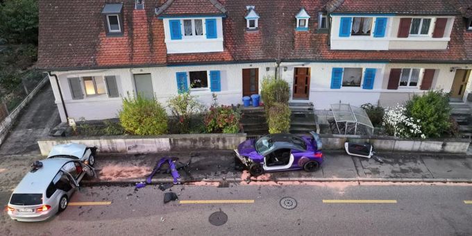 Zwei Schwerverletzte - Heftige Kollision zwischen Autos in Pratteln BL