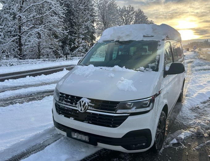 Die Kantonspolizei weist darauf hin, dass Fahrzeuge von Schnee und Eis befreit werden müssen. Fahrzeug
