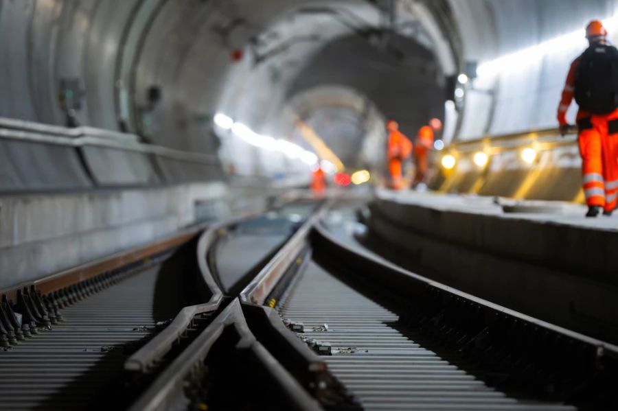 Während die Gesamttransporte stabil blieben, sank der Schienenanteil um 2,6 Prozent. (Symbolbild)