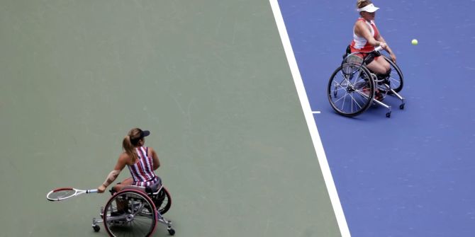 Paralympics Rollstuhltennis  zwei Spielerinnen auf Platz