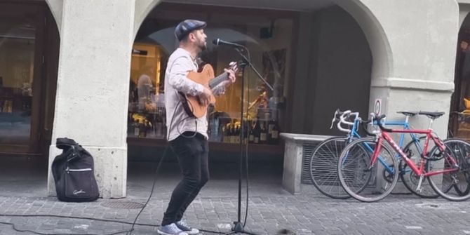 Strassenmusiker spielt Berner Altstadt