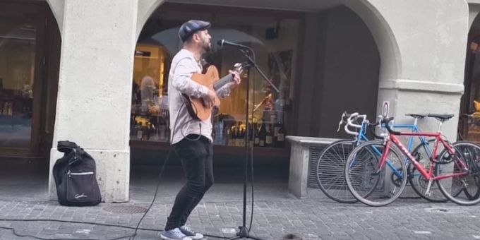 Der Strassenmusiker Luis fühlt sich von der Gesellschaft unfair behandelt. Strassenmusiker spielt Berner Altstadt