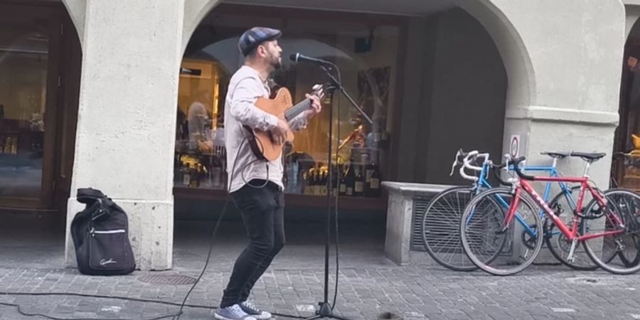 Strassenmusiker spielt Berner Altstadt