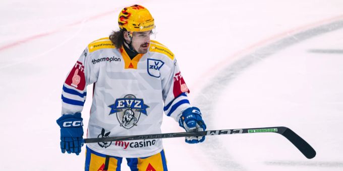 Daniel Vozenilek kassiert wegen Vortäuschen eines Fouls eine Busse. EV Zug