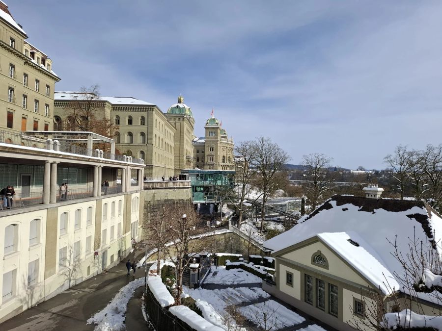 Heute Sonntag schmilzt der Schnee von Berns Dächern.