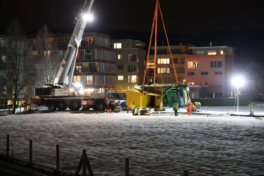 Der Lastwagen wurde mit einem Kran geborgen.