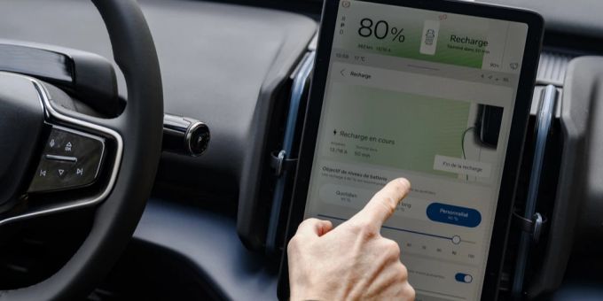 Ein Lenker kontrolliert den Ladestand von seinem Elektroauto. (Archivbild) Elektroauto