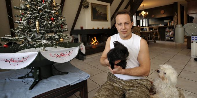 Fabien Rohrer im mit Hund und Hase im Jahr 2010. Fabien Rohrer