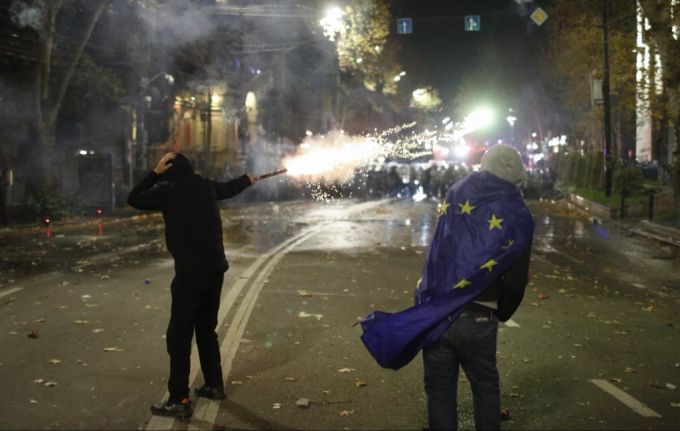 Bei den Demonstrationen in Georgien setzte die Polizei Wasserwerfer und Tränengas ein. EU Absage in Georgien