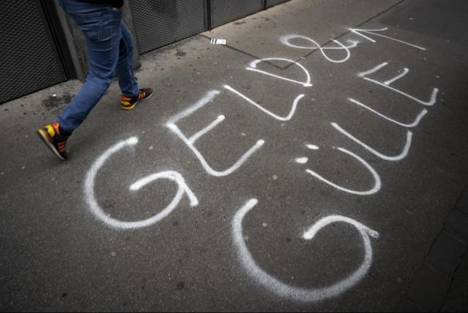 Ein Graffiti «Geld und Gülle» vor dem Restaurant Schmidstube kurz vor der gemeinsamen Medienkonferenz der nationalen Verbände der Wirtschaft und der Landwirtschaft am 7. Oktober 2022. Geld und Gülle