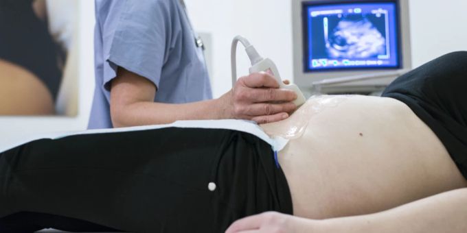 Spontane Ärzte-Kommentare über das Baby während dem Ultraschall sorgen für Kritik. (Archivbild) Ultraschall