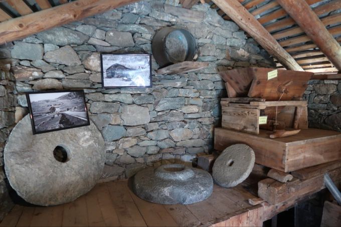 La Magdeleine hat acht Getreidemühlen, die noch in Betrieb sind. Mühlsteine Museum Ausstellung Getreidemühle