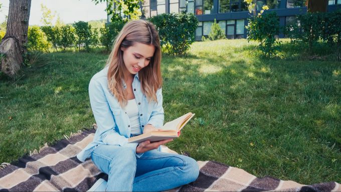 Lesen, vor allem in vielen verschiedenen Genres, bildet. Lesen