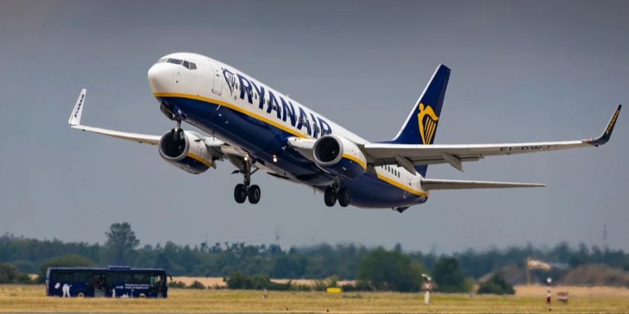 Ryanair Maschine hebt ab