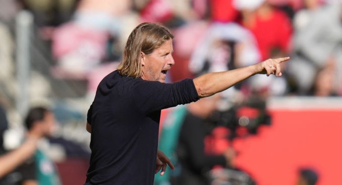 Der Mainzer Trainer Bo Henriksen ist voll des Lobes für Jonathan Burkardt. Bundesliga