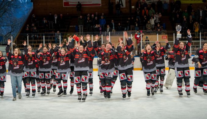 Die Frauen des EHC Thun feiern den Meistertitel. EHC Thun