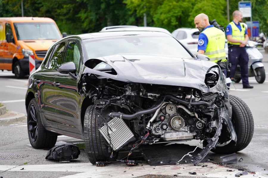 Das Auto wollte links, stadtauswärts, abbiegen. Am Fahrzeug ist Totalschaden entstanden.