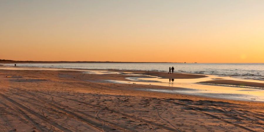 Spaziergänger Strand Sonnenuntergang Dänemark