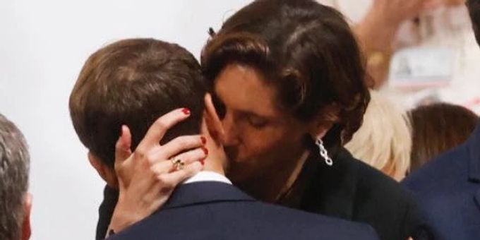 Emmanuel Macron küsst seine Ministerin an der olympischen Eröffnungszeremonie. emmanuel macron