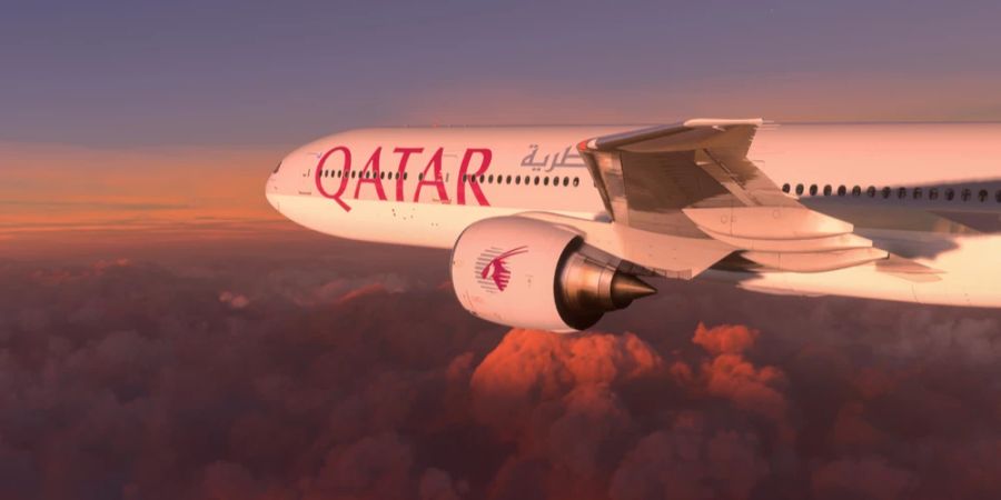 Boing von Qatar Airways im Flug Sonnenuntergang