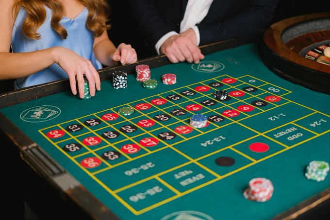 Das veruntreute Geld blieb im Casino. (Symbolbild) coiffeursalon chefin geld verspielt