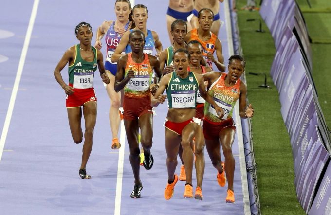 Die Äthiopierin Gudaf Tsegay und Faith Kipyegon aus Kenia liefern sich an Olympia 2024 ein physisches Duell. Olympia 2024