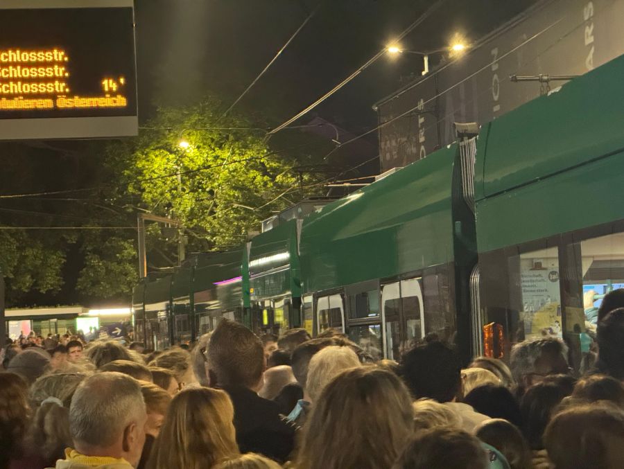 Zahlreiche Menschen machen sich nach dem Ende des ESC in Basel auf den Heimweg.